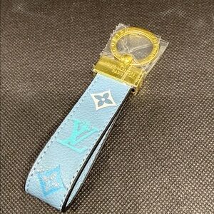 ✅ PRICE IS FIRM ✅ Fashion Blue and Gold Keychain